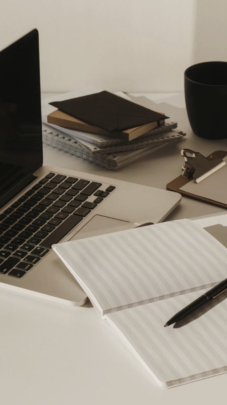 Espace de travail minimaliste – Créez dans le calme et la clarté